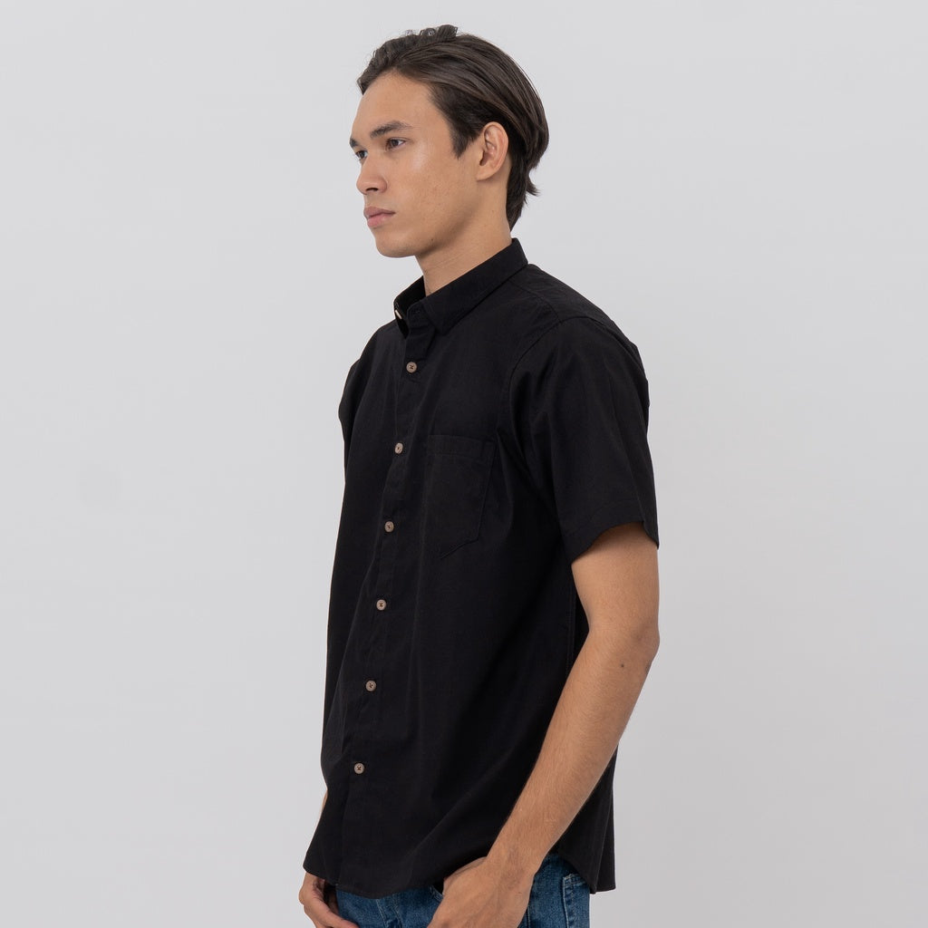 M231 Kemeja Pria Basic Polos Pendek Hitam 2132K