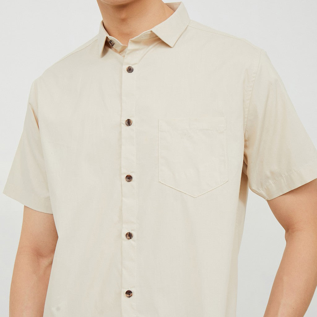 M231 Kemeja Pria Basic Polos Pendek Cream 2132C