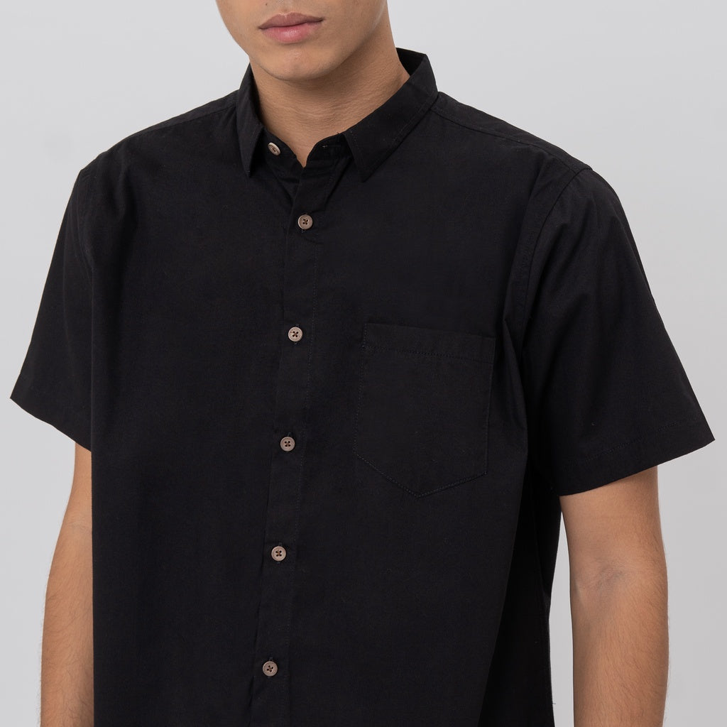 M231 Kemeja Pria Basic Polos Pendek Hitam 2132K