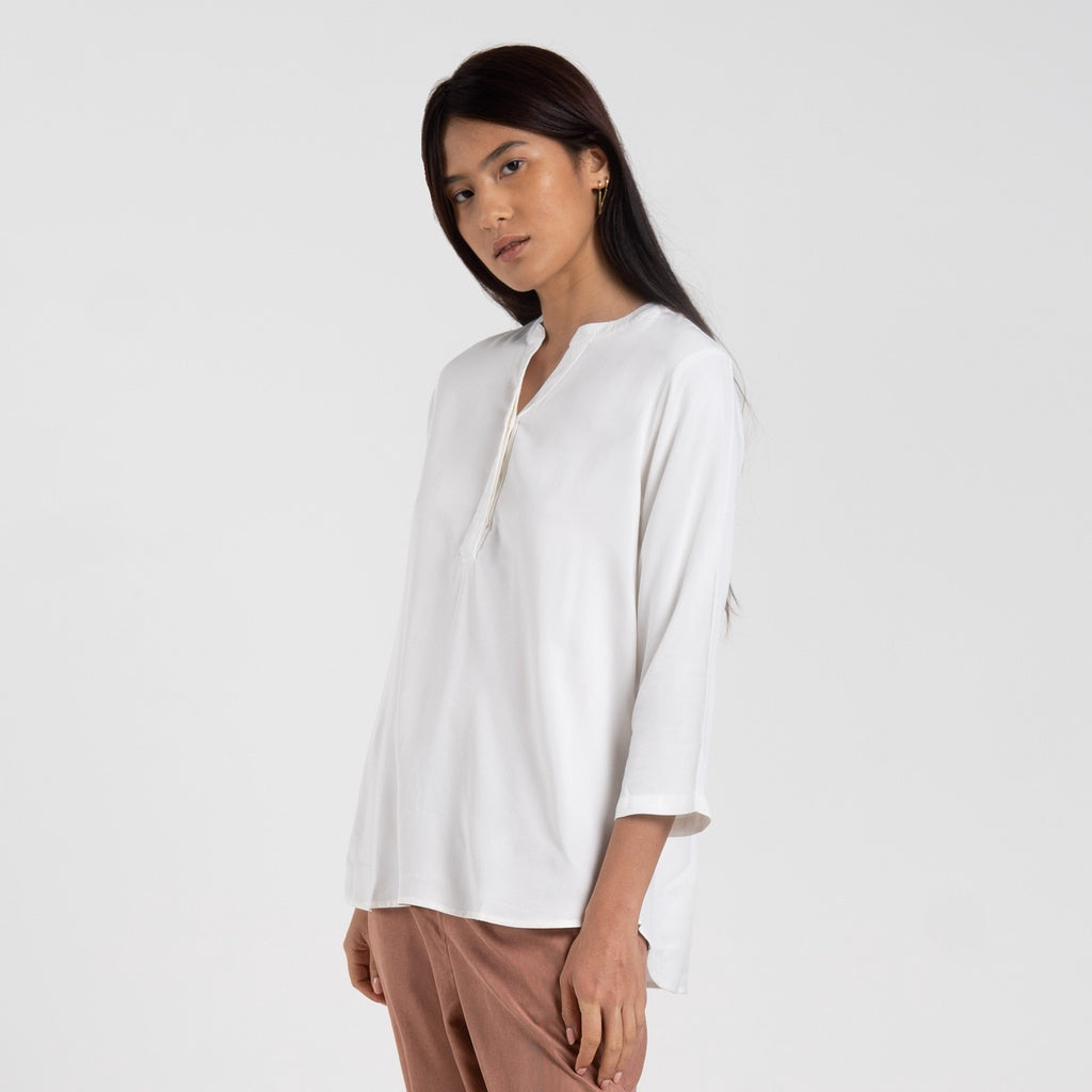 M231 Kemeja Wanita V Button Neck Panjang Broken White 2455C