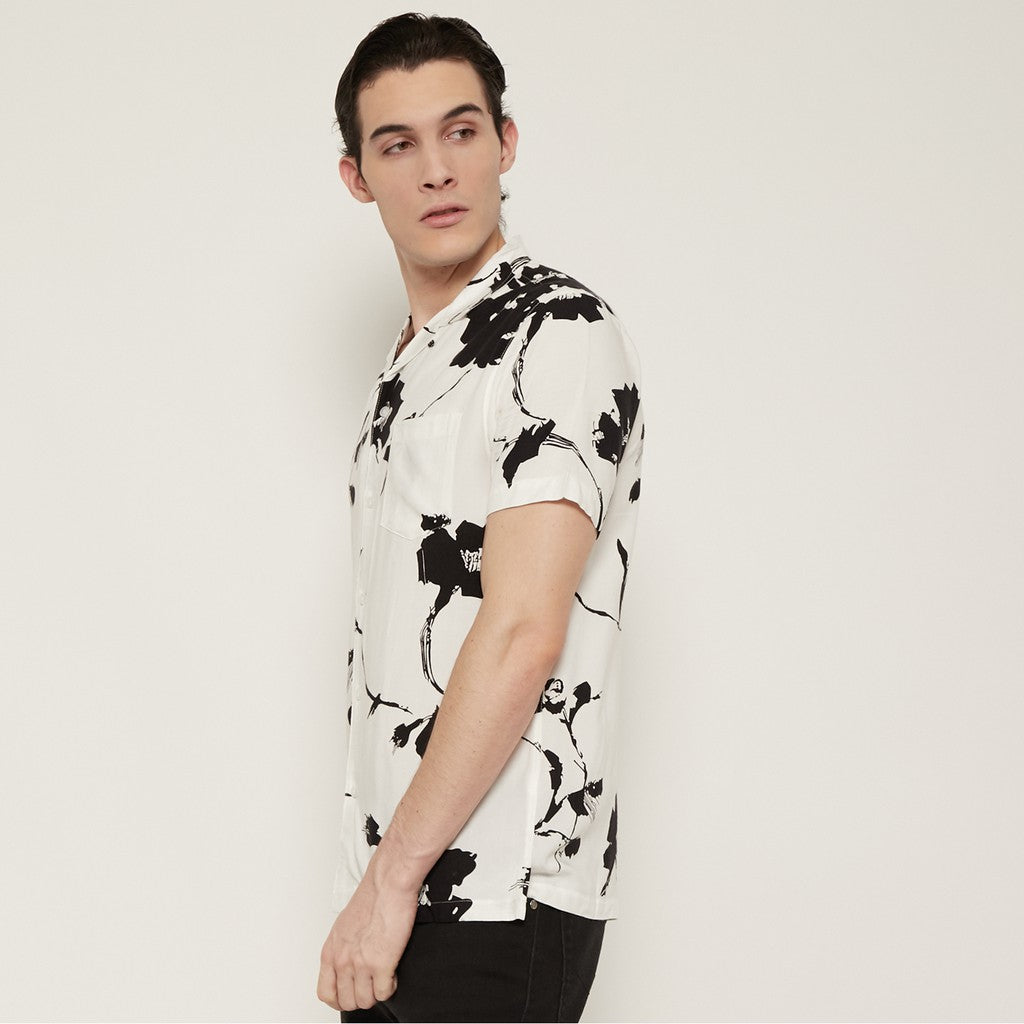 M231 Kemeja Pria Printing Hawaii Pendek Warna Putih Hitam 0632B