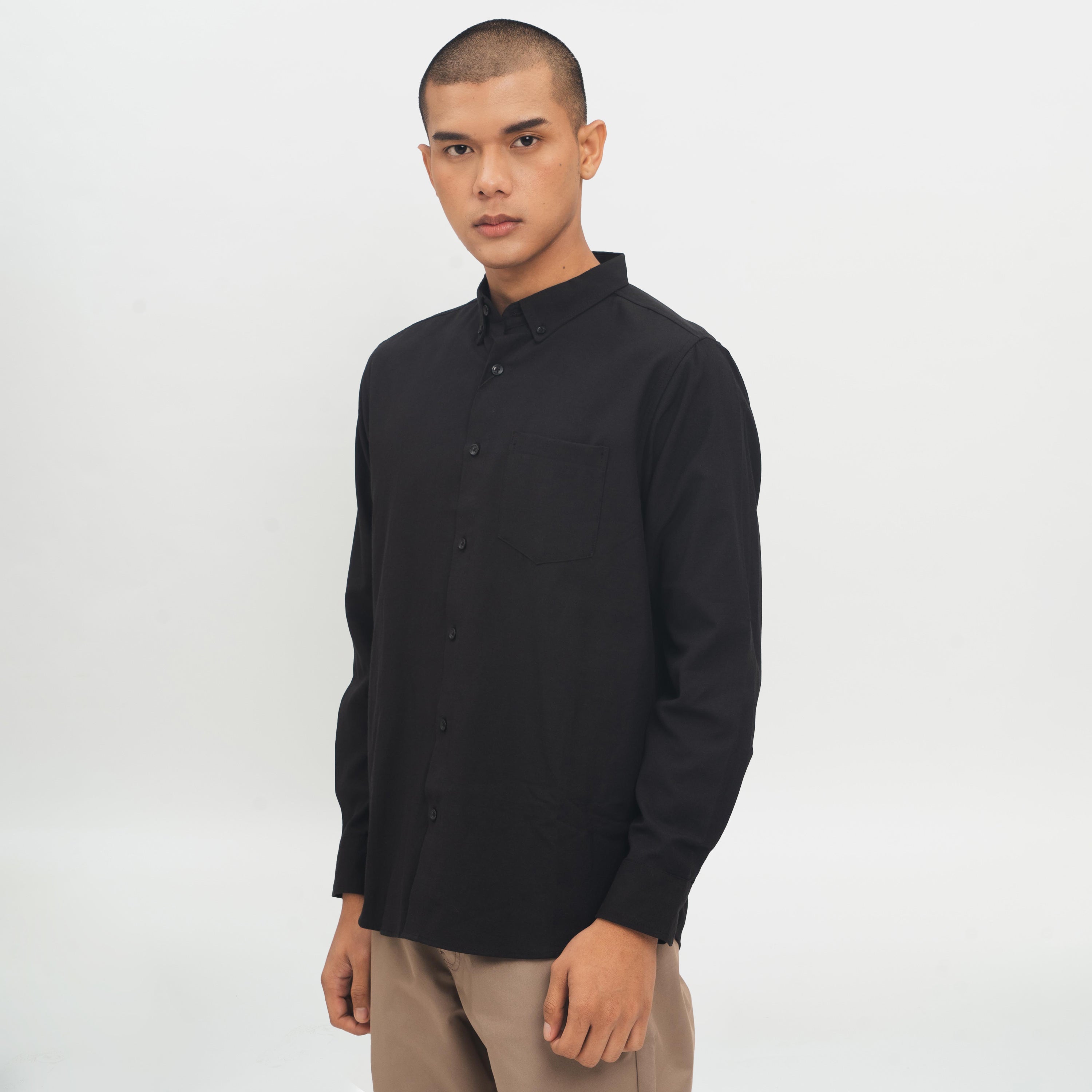 M231 Kemeja Pria Basic Polos Oxford Warna Hitam 1456C